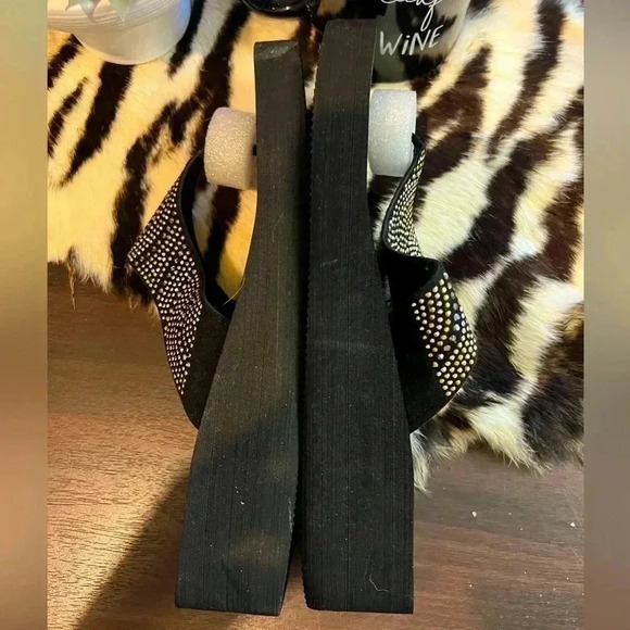 🤑 Super Cute Bedazzled Flip Flops NWT - Picture 4 of 4